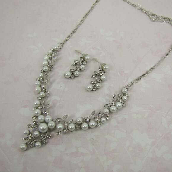 White pearl and crystal necklace and earring set in a V shape neck design, - Picture 4 of 8